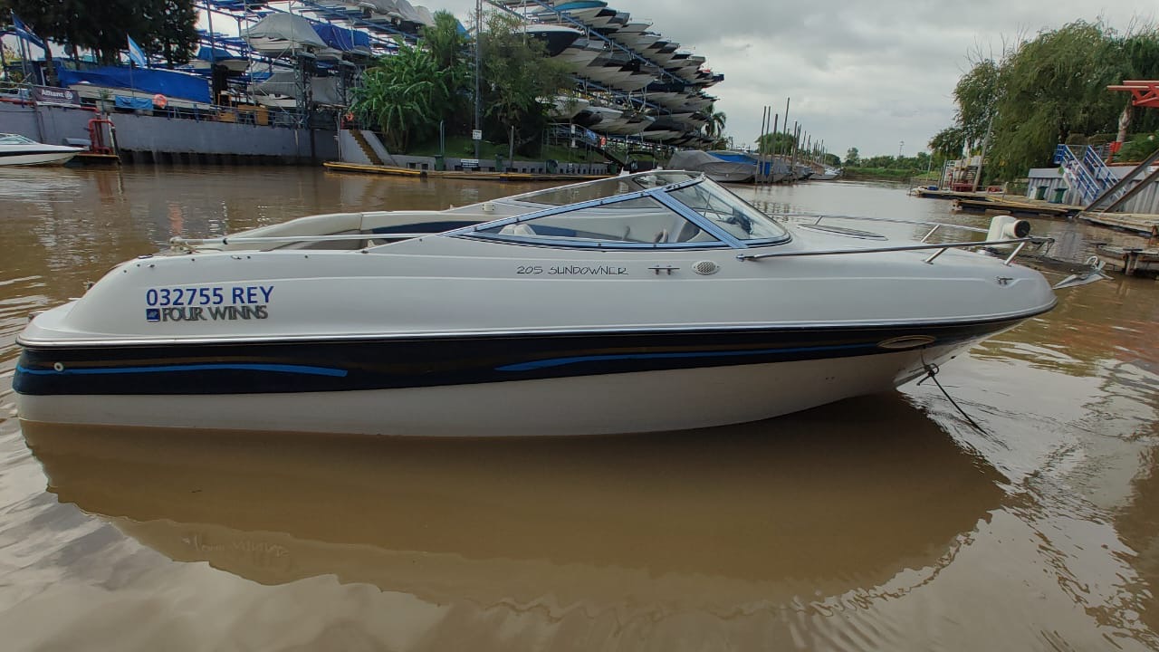 Four Winns 21 2000 Volvo 225 hp